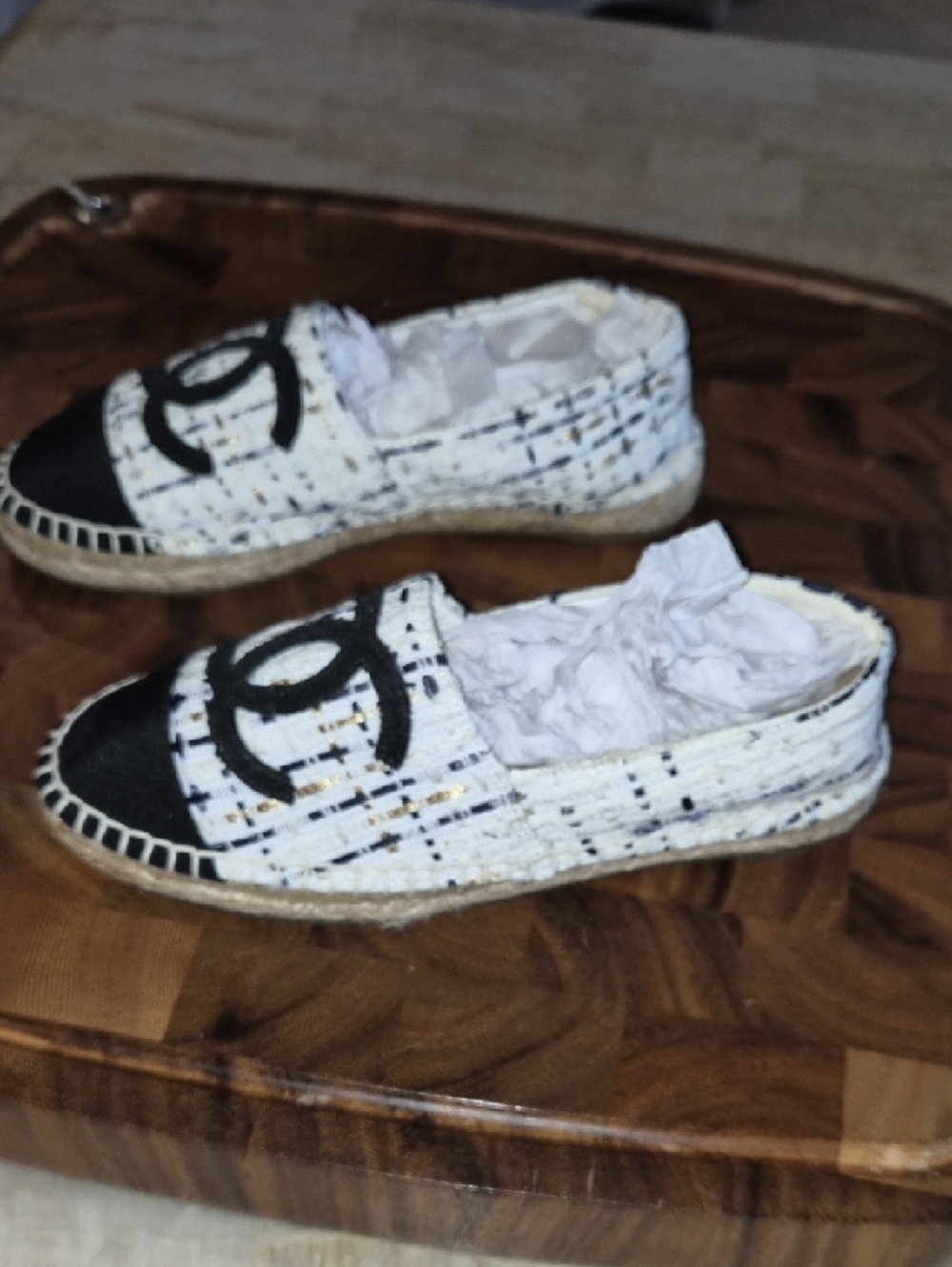 CHANEL Black and White Tweed Espadrille Flats with CC Emblem - Picture 4 of 11
